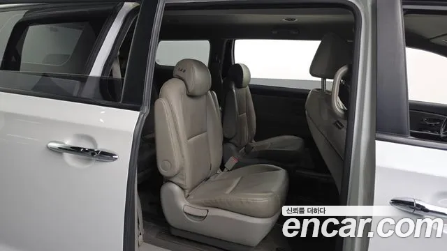Kia Carnival — фото 12
