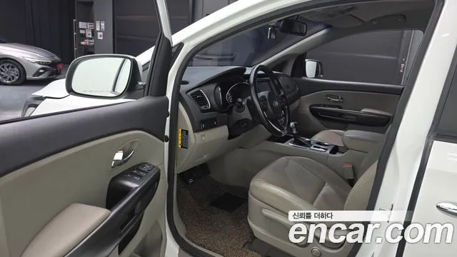 Kia Carnival — фото 10
