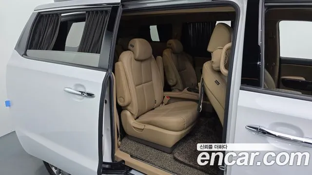 Kia Carnival — фото 12