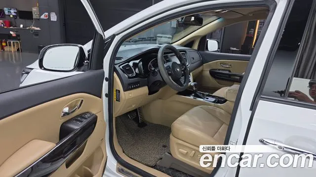 Kia Carnival — фото 10
