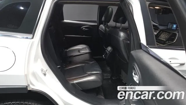 Jeep Cherokee — фото 12