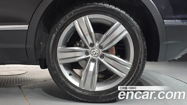 Volkswagen Tiguan — фото 21