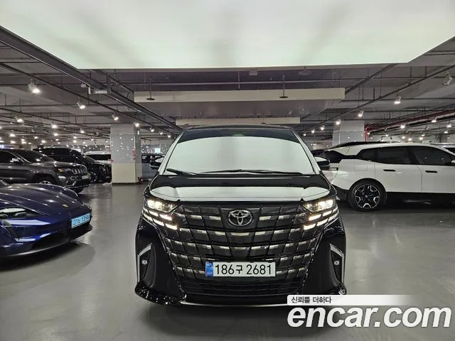Toyota Alphard — фото 1
