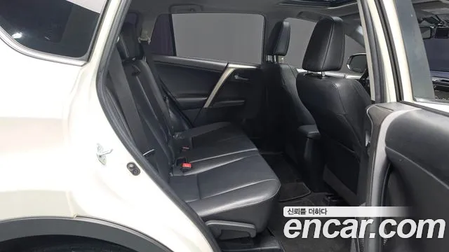 Toyota RAV4 — фото 11