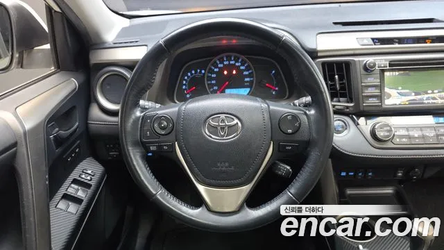 Toyota RAV4 — фото 12