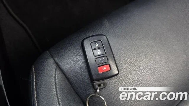 Toyota RAV4 — фото 18
