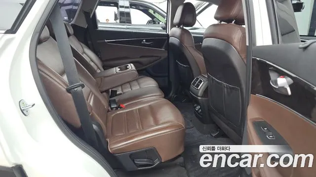Kia Sorento — фото 12