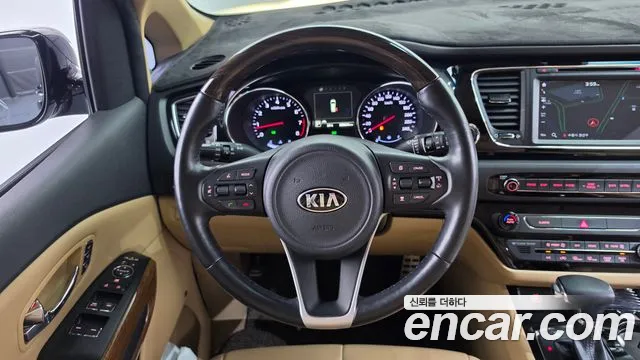 Kia Carnival — фото 12