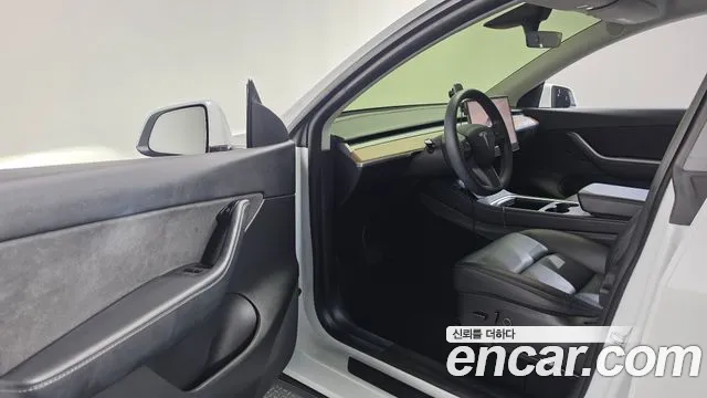Tesla Model Y — фото 10