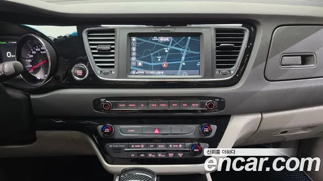 Kia Carnival — фото 16
