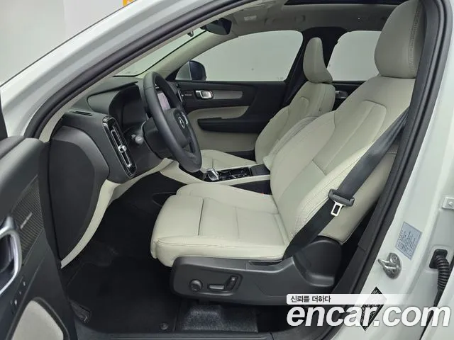 Volvo XC40 — фото 11