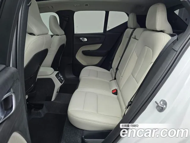 Volvo XC40 — фото 12