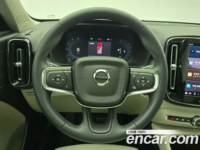 Volvo XC40 — фото 13