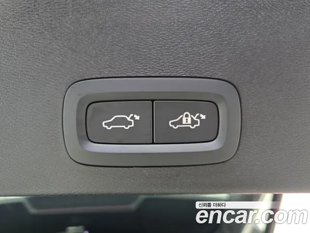 Volvo XC40 — фото 19