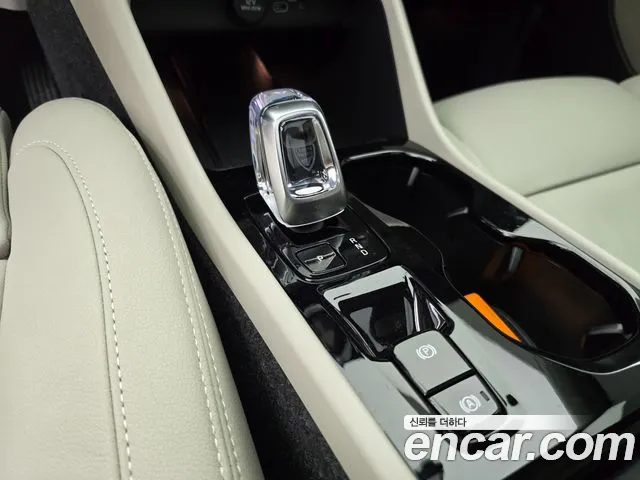 Volvo XC40 — фото 10