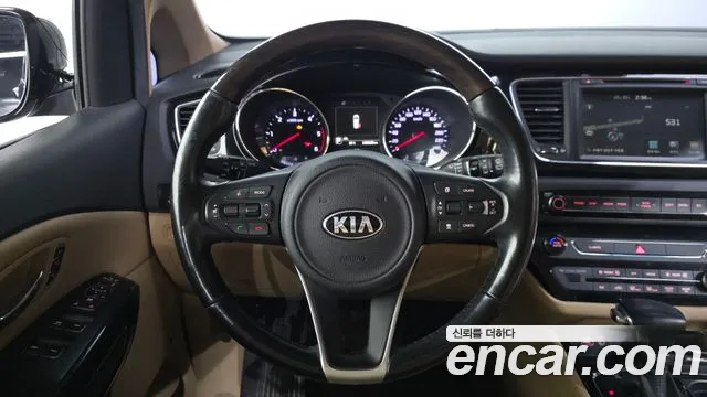 Kia Carnival — фото 12