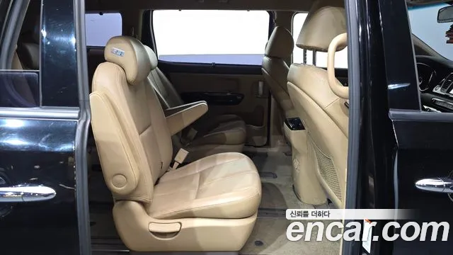 Kia Carnival — фото 10