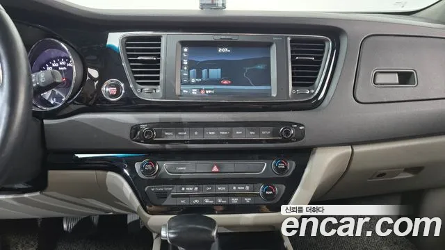 Kia Carnival — фото 12