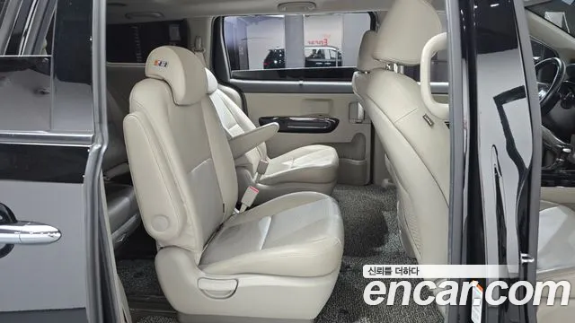 Kia Carnival — фото 10
