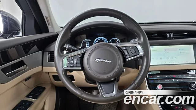 Jaguar XF — фото 12