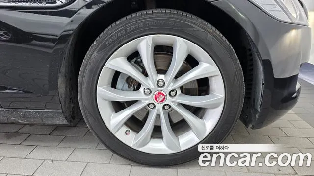 Jaguar XF — фото 21