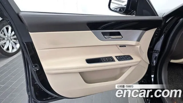 Jaguar XF — фото 24