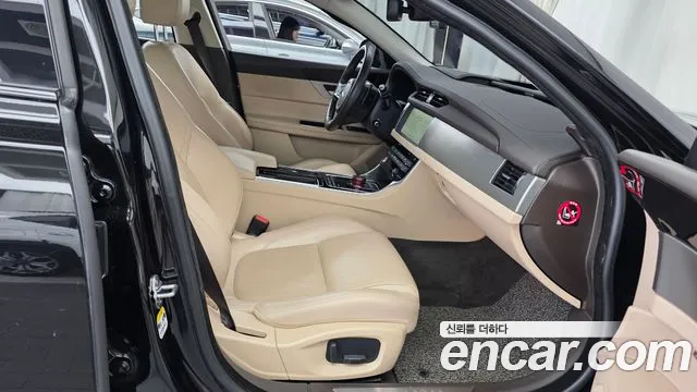 Jaguar XF — фото 26