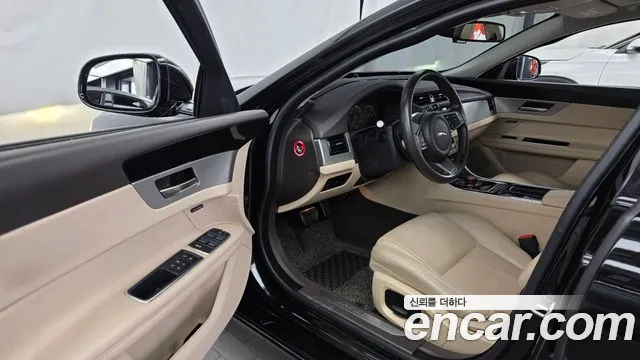 Jaguar XF — фото 10