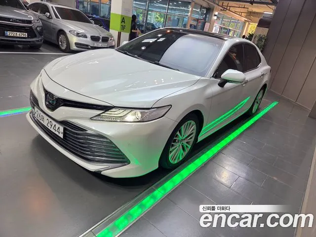 Toyota Camry — фото 1