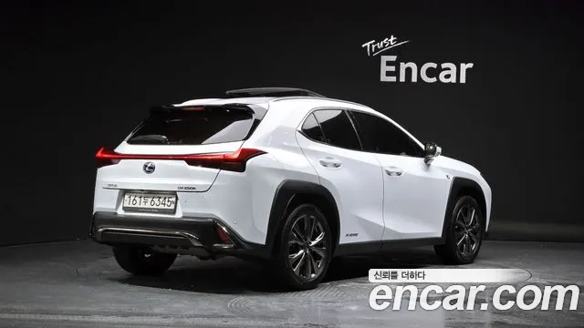 Lexus UX — фото 2
