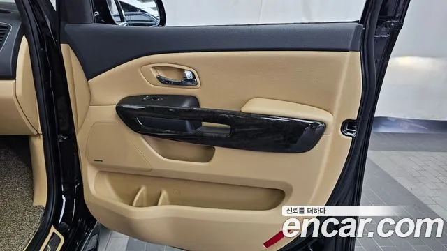 Kia Carnival — фото 25
