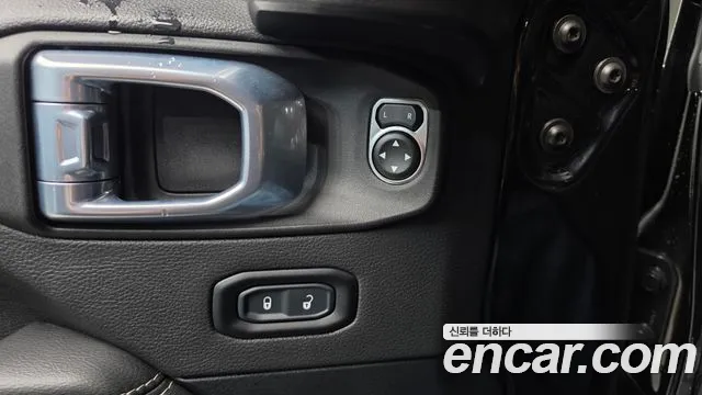 Jeep Wrangler — фото 11