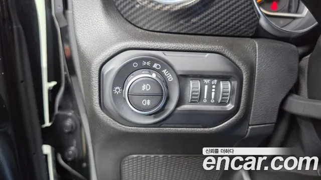 Jeep Wrangler — фото 12