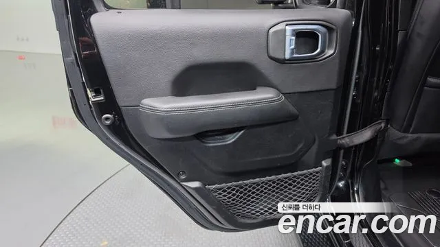 Jeep Wrangler — фото 25