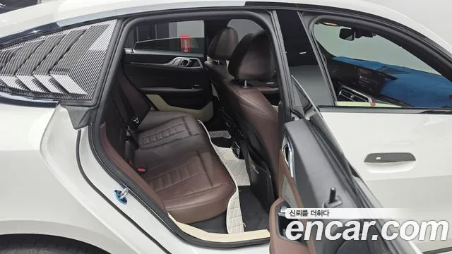 BMW i4 — фото 12