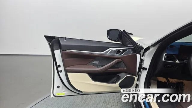 BMW i4 — фото 24