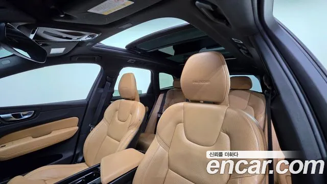 Volvo XC60 — фото 12