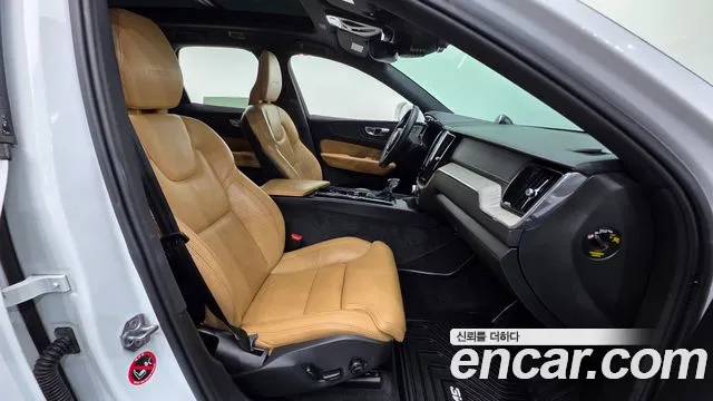 Volvo XC60 — фото 10
