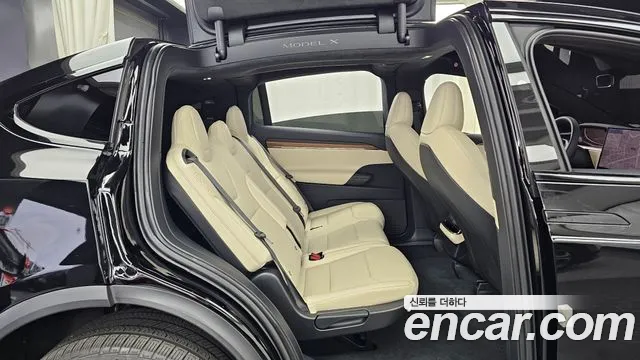 Tesla Model X — фото 12