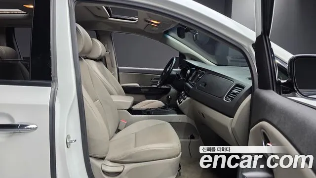 Kia Carnival — фото 11