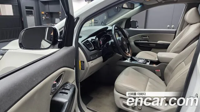Kia Carnival — фото 10
