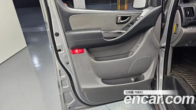 Hyundai Starex — фото 25