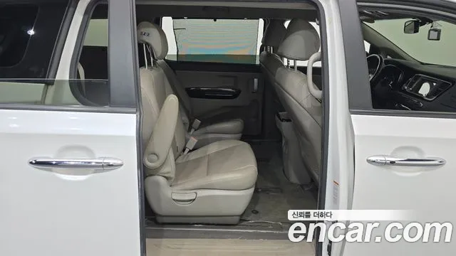 Kia Carnival — фото 11