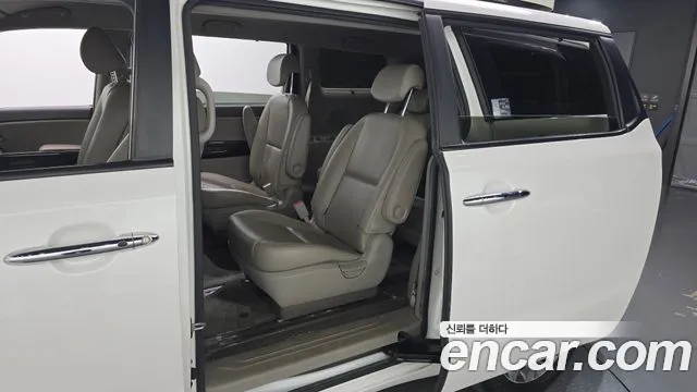 Kia Carnival — фото 12