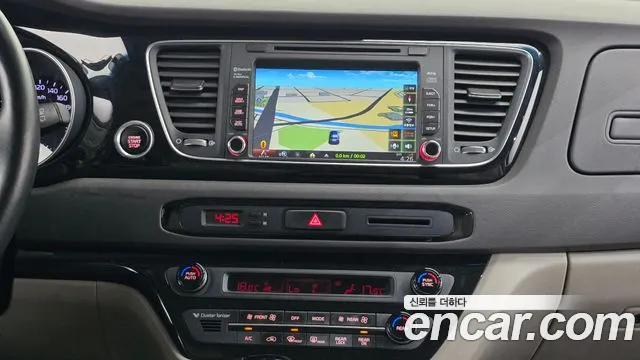 Kia Carnival — фото 15