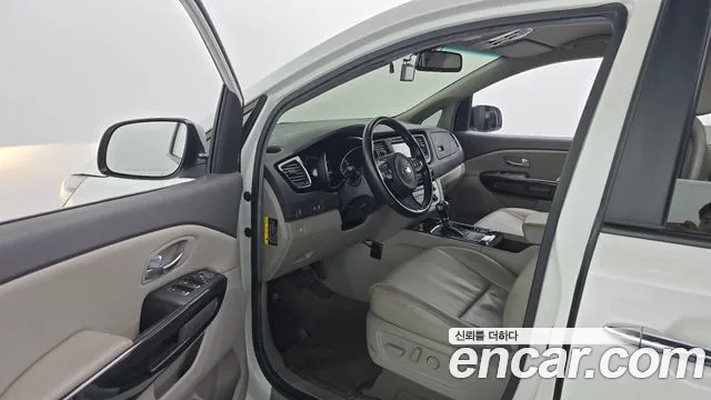 Kia Carnival — фото 10