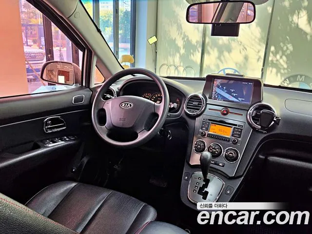 Kia Carens — фото 12