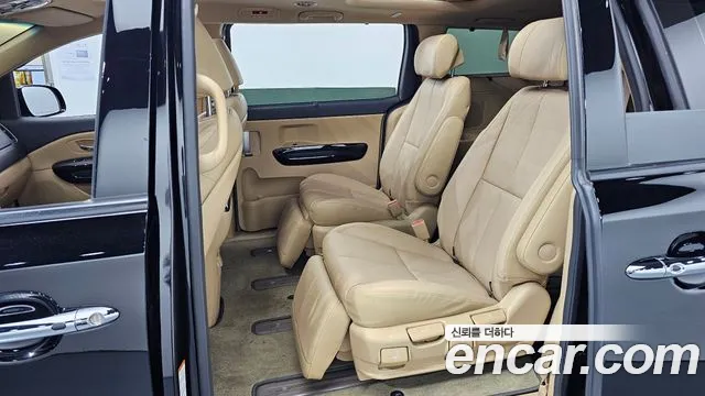 Kia Carnival — фото 11