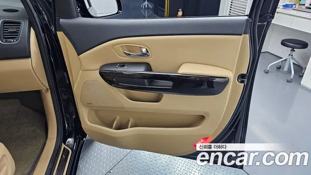 Kia Carnival — фото 24