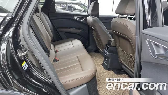 Audi Q4 e-tron — фото 11